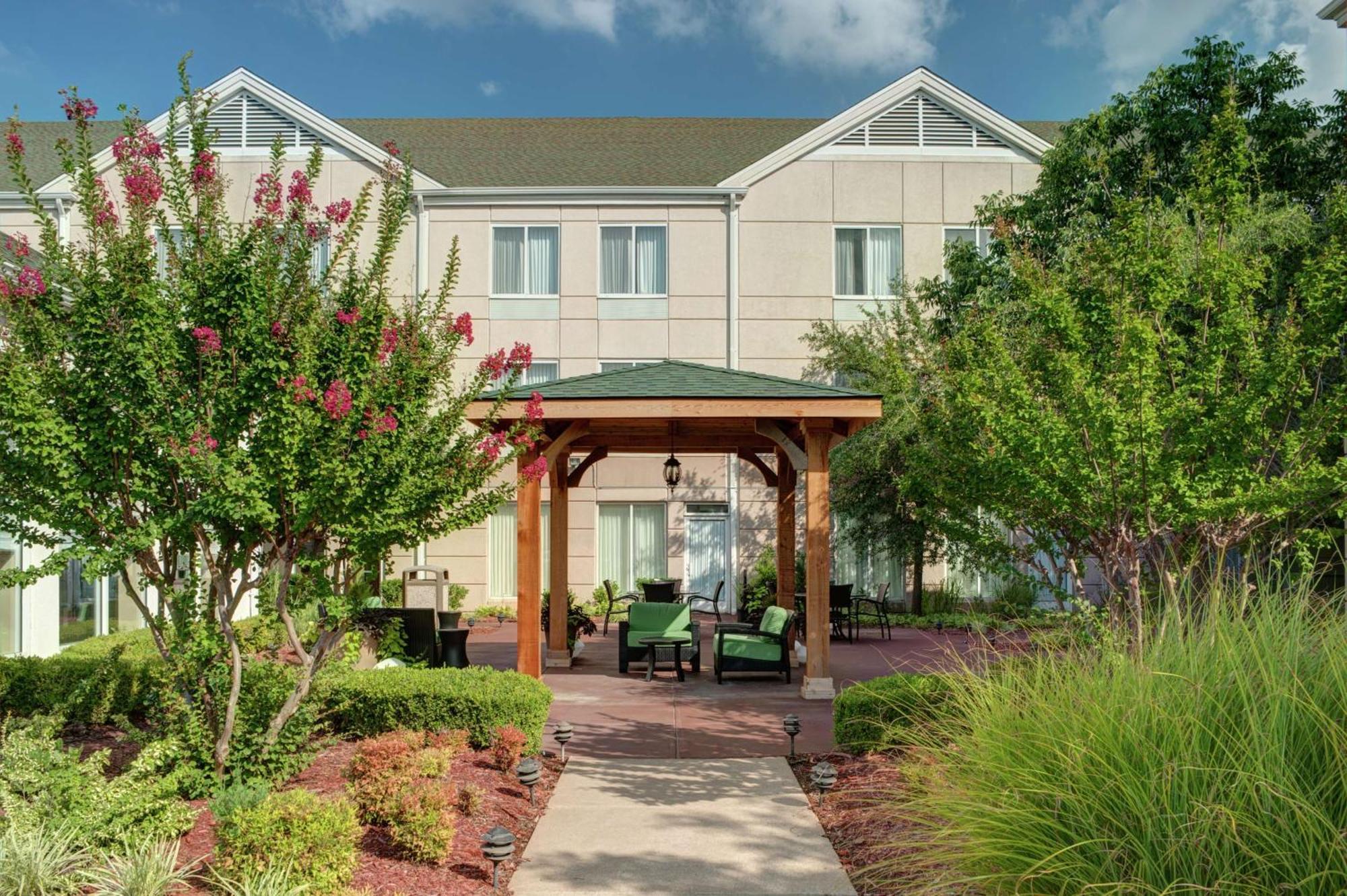 Hilton Garden Inn Tulsa Airport Exterior foto